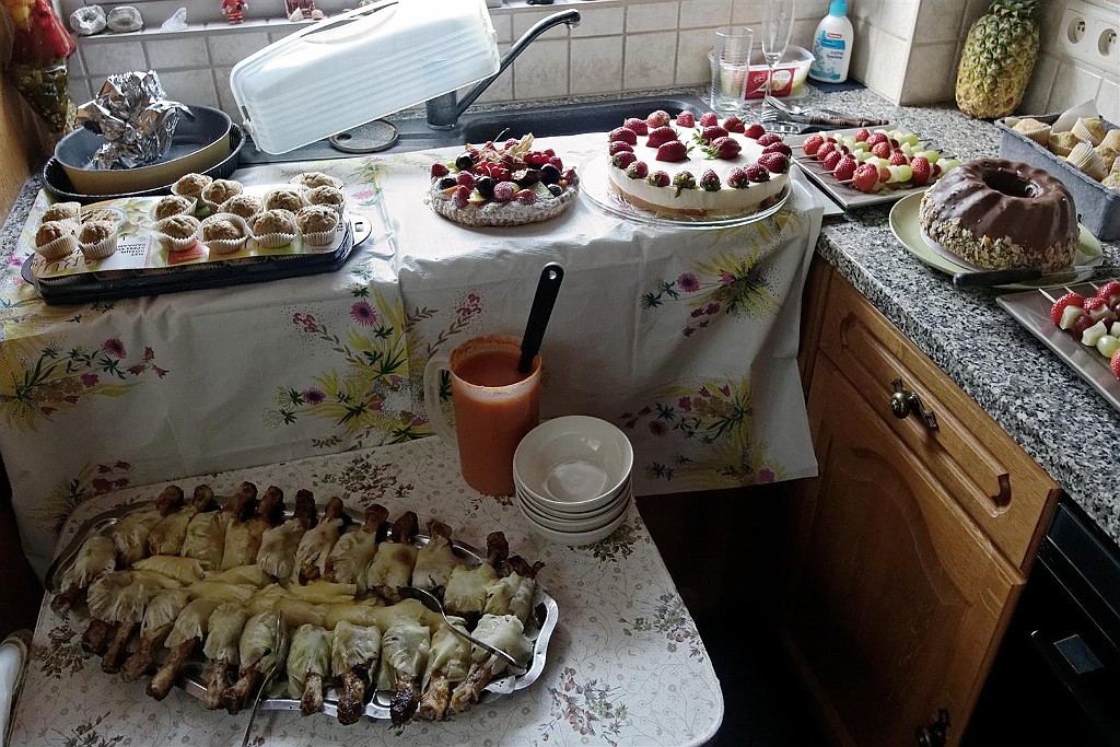 HawaiiParty (53).jpg - Zoveel lekkers ... met dank aan alle aanwezigen